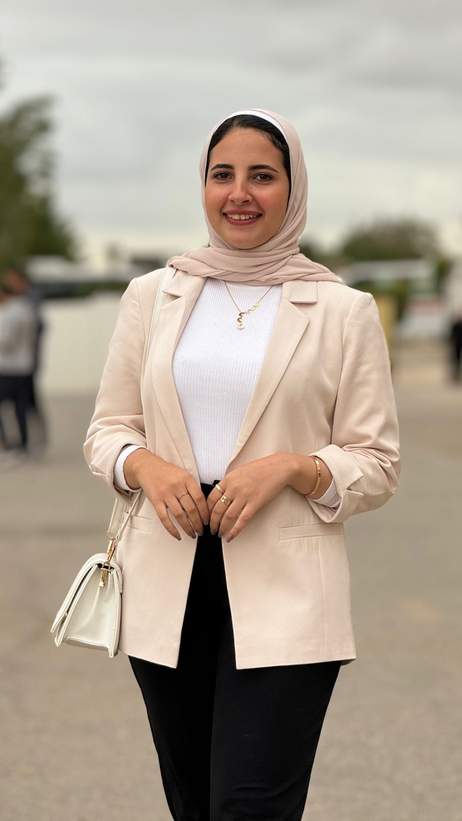 استاذه امنيه الجندي مدرسه دراسات اجتماعيه