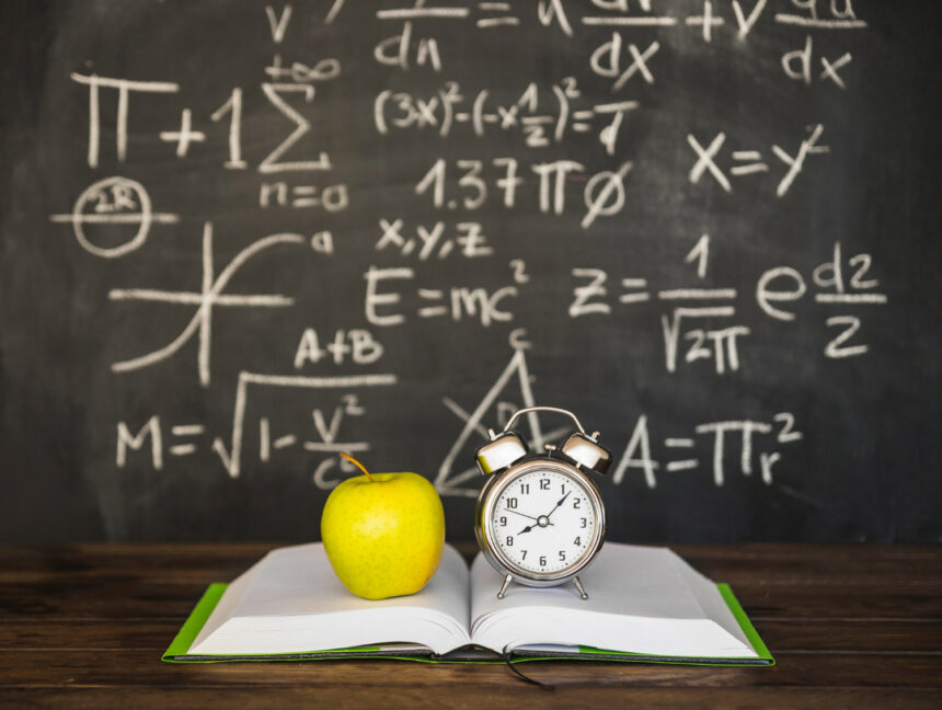 الاستاذ مكرمين صالح محمود مدرس مادة رياضيات